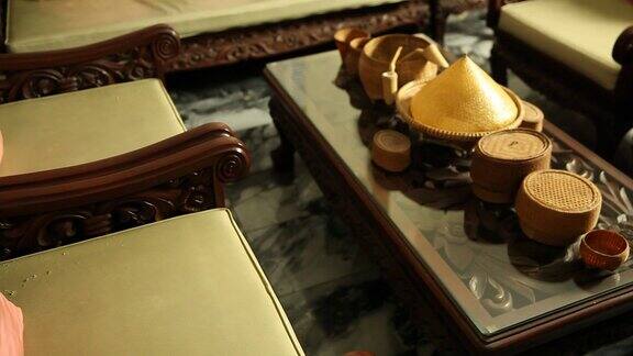 豪华的泰国风格客厅设置柳条装饰在桌子中心背景