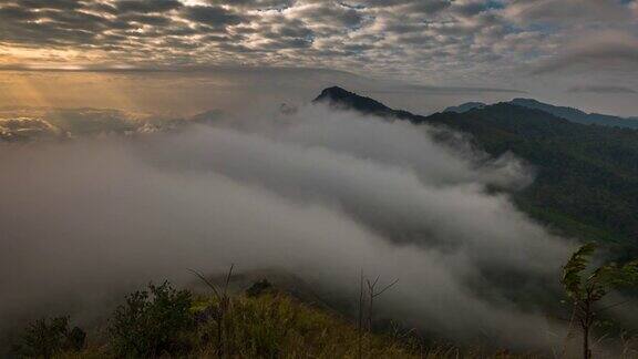 阳光和雾滚滚流过群山