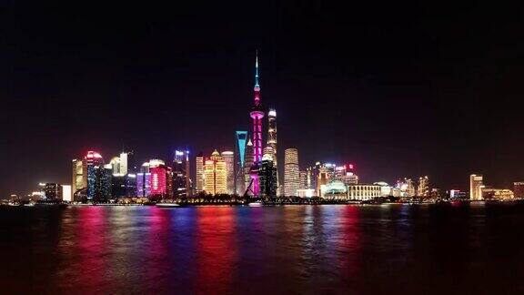 夜间从外滩俯瞰上海的摩天大楼和地标建筑与黄浦江上的船只延时4k胶卷b滚动拍摄