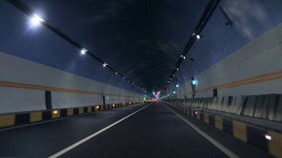 驾驶汽车快速通过城市隧道