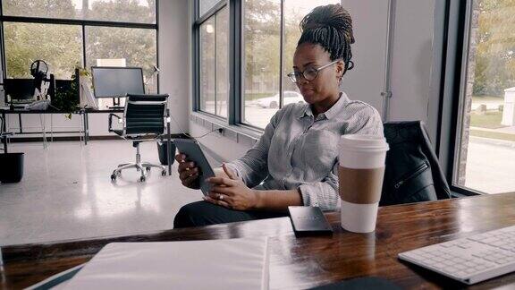 自信的中年非裔美国女商人正在喝咖啡休息