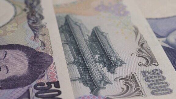 多莉拍摄了各种各样的日本纸币