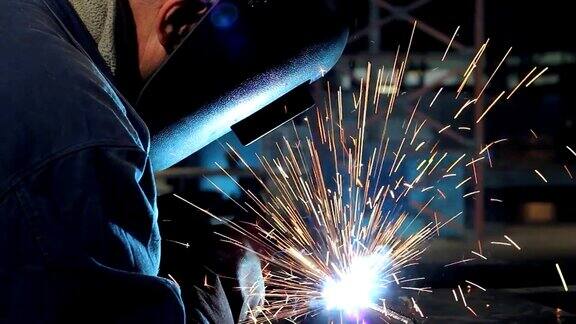 焊工在金属工业中工作