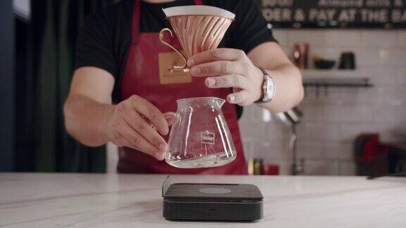 咖啡师在专业咖啡店制作拉花艺术制作咖啡