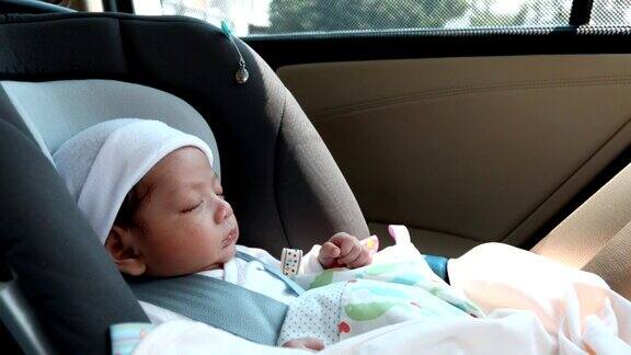 婴儿睡在汽车座椅上