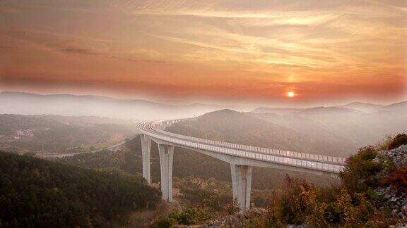 日落时分高架桥上的车流川流不息雾气弥漫
