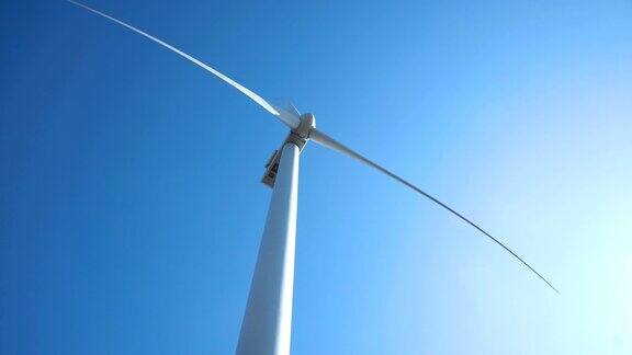 在晴朗的日子里风力涡轮机对着晴朗的天空