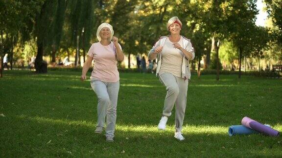 两个女人在公园热身然后开始锻炼健康的生活方式健身