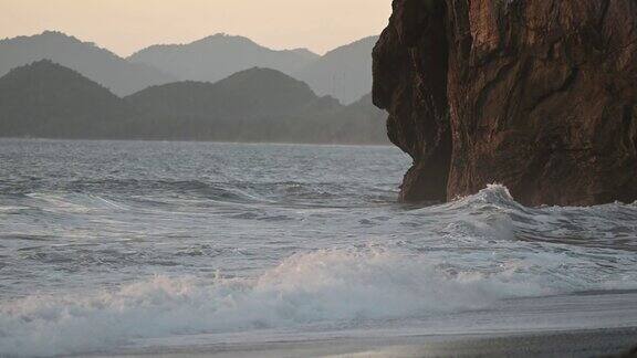 岩石上的波浪