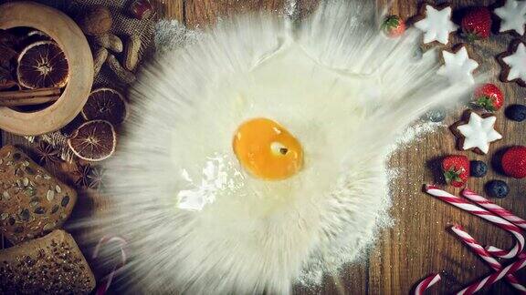 4k圣诞食物:鸡蛋在面粉中下落的组成