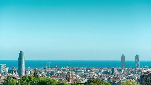 4k超高清全景时间推移的圣家族全景巴塞罗那城市西班牙与美丽的云和天空的城市景观镜头