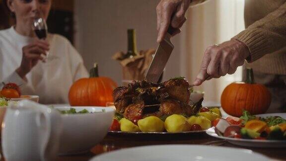 在感恩节一家之主的父亲会切火鸡并分给每个人一块