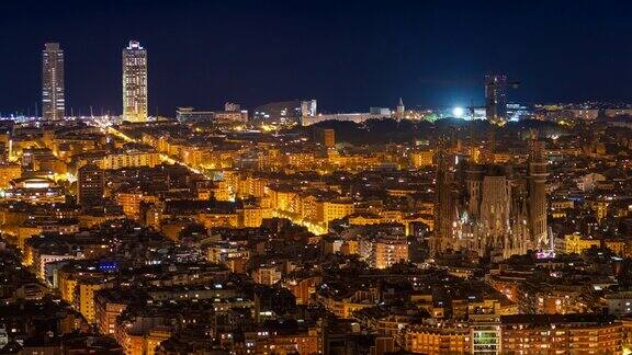 在加泰罗尼亚西班牙巴塞罗那的城市夜景的时间推移视图