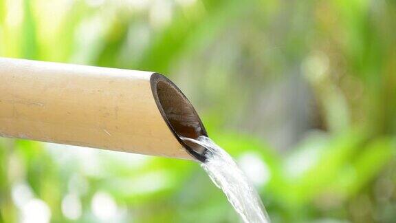 水从干竹茎中流出发出水声