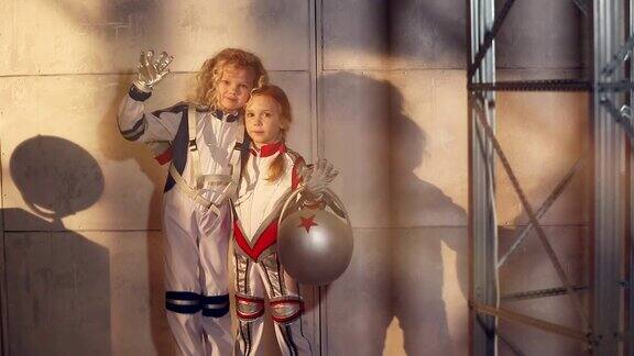 两个小女孩宇航员