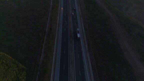 日落后无人机在高速公路上空飞行