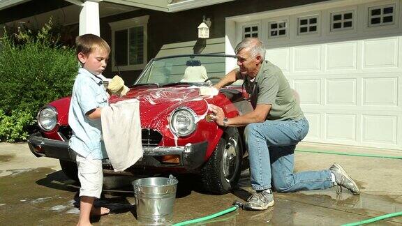 小男孩帮助爷爷洗车