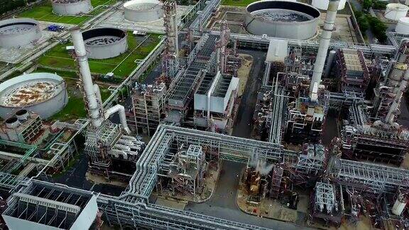 4K鸟瞰图周围的炼油厂油罐