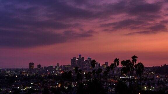 洛杉矶市中心和棕榈树白天到晚上日落时间
