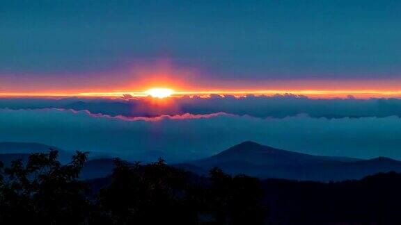 阿巴拉契亚地平线上的日出被快速移动的云覆盖