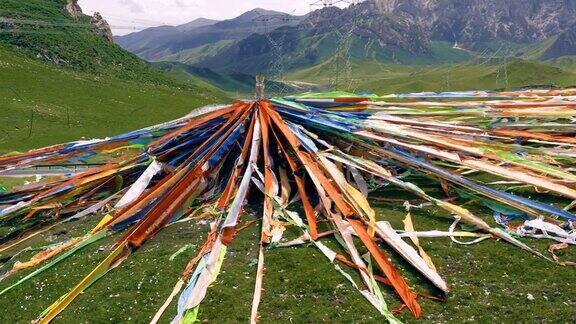 中国青海山上的彩旗鸟瞰图