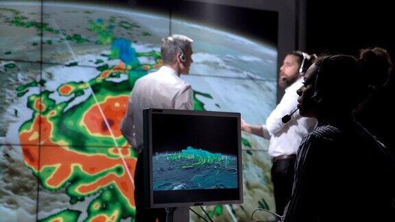 研究人员在监视器上追踪飓风