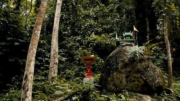 泰国丛林中的传统佛坛