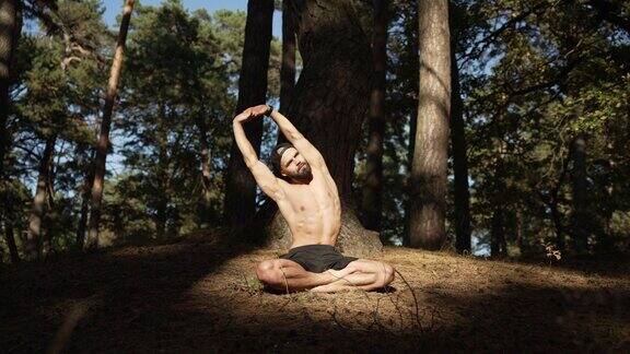 一个男人在森林里做瑜伽