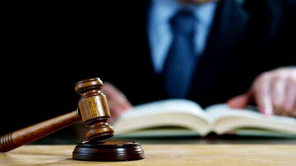 律师或公证人的电话与锤子作为法官的保险赔偿或刑事案件