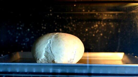 面包烘烤和在烤箱中升起的时间流逝