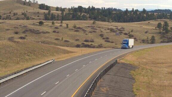天线:在落基山脉州际公路上拖着货物的半挂车