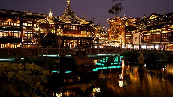 中国上海购物者享受着豫园集市的时光