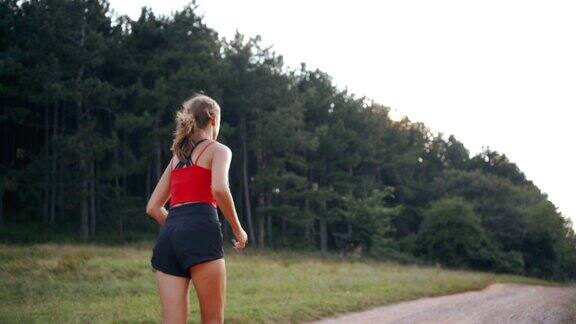 健康女性运动员在大自然中跑步穿过树林
