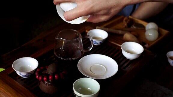 在茶板上煮中国茶茶道特写镜头
