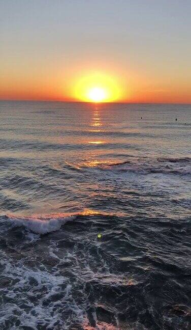 从海滩上看到海面上的红色日出