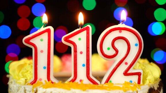 112号生日蛋糕上面有燃烧的蜡烛