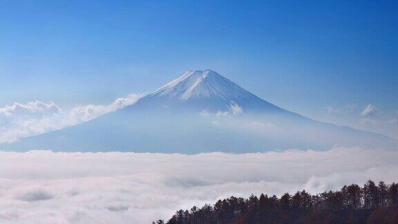 富士山覆盖着一层新雪