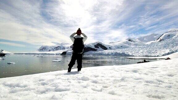 在南极洲的雪山徒步旅行