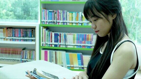 年轻女子在图书馆