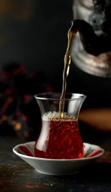 从古董茶壶倒传统土耳其红茶-4K慢镜头
