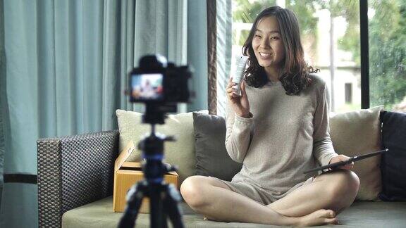 亚洲人在摄像机在家的视频博客
