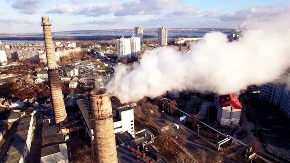 鸟瞰图的城市地区与管道工厂其中有烟雾