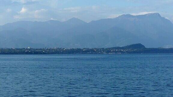 从Desenzano到Sirmione的游船所看到的加尔达湖景色