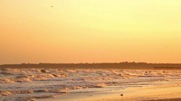 海面上橙色的夕阳