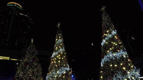 圣诞树上的通勤行人在夜晚在户外发光