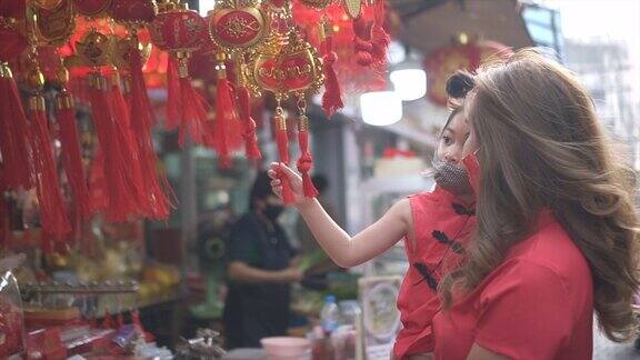 亚洲华人家庭在街头中国市场购物庆祝中国新年