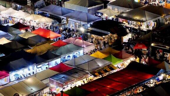 4K时光流逝组:时光流逝组的人在市场上买一些食物在香港夜市漫步
