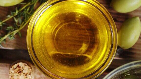 盛有橄榄油的碗在桌上慢慢旋转
