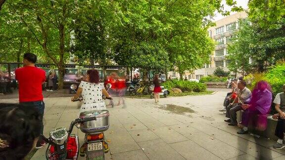 白天武汉城市公园拥挤的舞蹈会场全景4k时间流逝中国