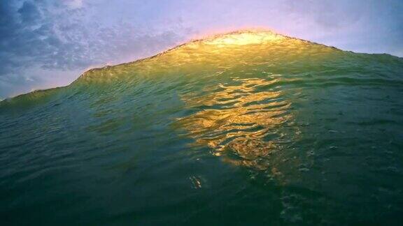 海浪在巴西坎佩切海滩大西洋的波浪在巴西海岸冲散在日出时波浪翻滚